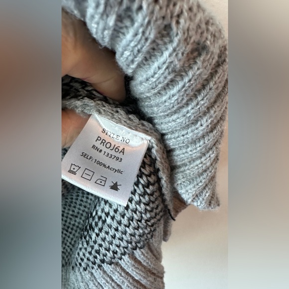 POL Gray Skull Print V-Neck Sweater Size S. 20” P2P | 151 - Picture 3 of 4